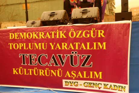 8 Mart Dünya Kadınlar Günü nedeniyle Mardin, Batman, Ankara, Mersin, İstanbul, Aydın, Ağrı, Muş, Van, Kars, Erzurum ve Hakkari'de düzenlenen miting ve etkinlere katılarak alanları gökkuşağı rengine büründüren onbinlerce kadın, Başbakan Erdoğan'ın 