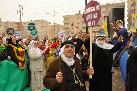 8 Mart Dünya Kadınlar Günü nedeniyle Mardin, Batman, Ankara, Mersin, İstanbul, Aydın, Ağrı, Muş, Van, Kars, Erzurum ve Hakkari'de düzenlenen miting ve etkinlere katılarak alanları gökkuşağı rengine büründüren onbinlerce kadın, Başbakan Erdoğan'ın 