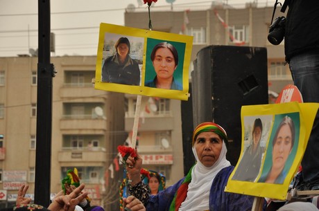 8 Mart Dünya Kadınlar Günü nedeniyle Mardin, Batman, Ankara, Mersin, İstanbul, Aydın, Ağrı, Muş, Van, Kars, Erzurum ve Hakkari'de düzenlenen miting ve etkinlere katılarak alanları gökkuşağı rengine büründüren onbinlerce kadın, Başbakan Erdoğan'ın 