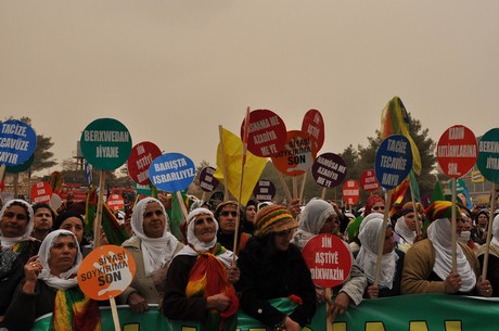 8 Mart Dünya Kadınlar Günü nedeniyle Mardin, Batman, Ankara, Mersin, İstanbul, Aydın, Ağrı, Muş, Van, Kars, Erzurum ve Hakkari'de düzenlenen miting ve etkinlere katılarak alanları gökkuşağı rengine büründüren onbinlerce kadın, Başbakan Erdoğan'ın 