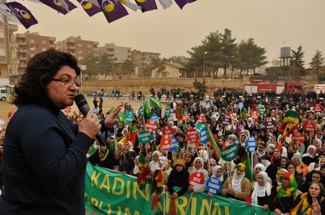 8 Mart Dünya Kadınlar Günü nedeniyle Mardin, Batman, Ankara, Mersin, İstanbul, Aydın, Ağrı, Muş, Van, Kars, Erzurum ve Hakkari'de düzenlenen miting ve etkinlere katılarak alanları gökkuşağı rengine büründüren onbinlerce kadın, Başbakan Erdoğan'ın 