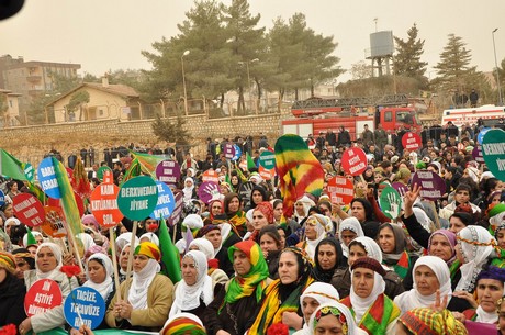 8 Mart Dünya Kadınlar Günü nedeniyle Mardin, Batman, Ankara, Mersin, İstanbul, Aydın, Ağrı, Muş, Van, Kars, Erzurum ve Hakkari'de düzenlenen miting ve etkinlere katılarak alanları gökkuşağı rengine büründüren onbinlerce kadın, Başbakan Erdoğan'ın 