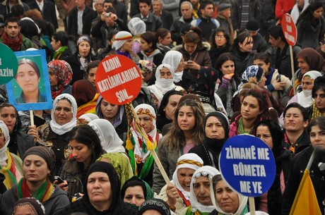 8 Mart Dünya Kadınlar Günü nedeniyle Mardin, Batman, Ankara, Mersin, İstanbul, Aydın, Ağrı, Muş, Van, Kars, Erzurum ve Hakkari'de düzenlenen miting ve etkinlere katılarak alanları gökkuşağı rengine büründüren onbinlerce kadın, Başbakan Erdoğan'ın 