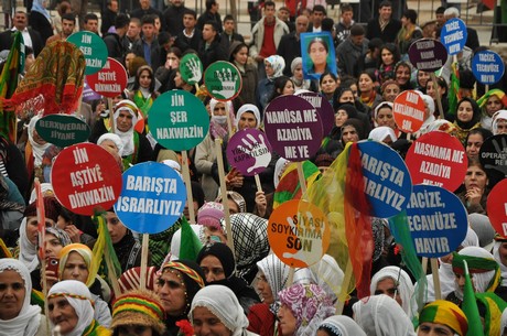 8 Mart Dünya Kadınlar Günü nedeniyle Mardin, Batman, Ankara, Mersin, İstanbul, Aydın, Ağrı, Muş, Van, Kars, Erzurum ve Hakkari'de düzenlenen miting ve etkinlere katılarak alanları gökkuşağı rengine büründüren onbinlerce kadın, Başbakan Erdoğan'ın 