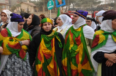 8 Mart Dünya Kadınlar Günü nedeniyle Mardin, Batman, Ankara, Mersin, İstanbul, Aydın, Ağrı, Muş, Van, Kars, Erzurum ve Hakkari'de düzenlenen miting ve etkinlere katılarak alanları gökkuşağı rengine büründüren onbinlerce kadın, Başbakan Erdoğan'ın 