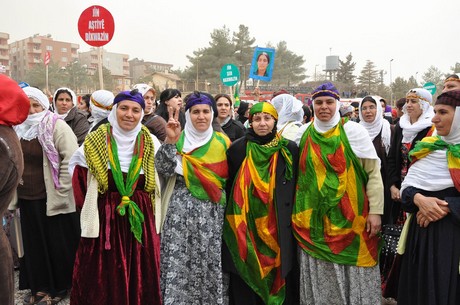 8 Mart Dünya Kadınlar Günü nedeniyle Mardin, Batman, Ankara, Mersin, İstanbul, Aydın, Ağrı, Muş, Van, Kars, Erzurum ve Hakkari'de düzenlenen miting ve etkinlere katılarak alanları gökkuşağı rengine büründüren onbinlerce kadın, Başbakan Erdoğan'ın 