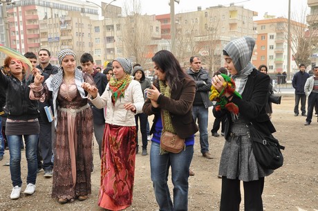 8 Mart Dünya Kadınlar Günü nedeniyle Mardin, Batman, Ankara, Mersin, İstanbul, Aydın, Ağrı, Muş, Van, Kars, Erzurum ve Hakkari'de düzenlenen miting ve etkinlere katılarak alanları gökkuşağı rengine büründüren onbinlerce kadın, Başbakan Erdoğan'ın 