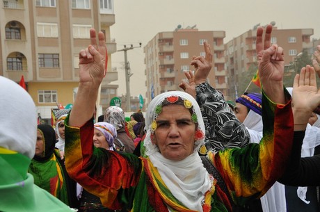 8 Mart Dünya Kadınlar Günü nedeniyle Mardin, Batman, Ankara, Mersin, İstanbul, Aydın, Ağrı, Muş, Van, Kars, Erzurum ve Hakkari'de düzenlenen miting ve etkinlere katılarak alanları gökkuşağı rengine büründüren onbinlerce kadın, Başbakan Erdoğan'ın 