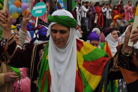 8 Mart Dünya Kadınlar Günü nedeniyle Mardin, Batman, Ankara, Mersin, İstanbul, Aydın, Ağrı, Muş, Van, Kars, Erzurum ve Hakkari'de düzenlenen miting ve etkinlere katılarak alanları gökkuşağı rengine büründüren onbinlerce kadın, Başbakan Erdoğan'ın 