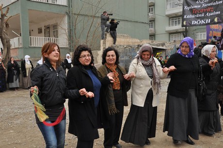 8 Mart Dünya Kadınlar Günü nedeniyle Mardin, Batman, Ankara, Mersin, İstanbul, Aydın, Ağrı, Muş, Van, Kars, Erzurum ve Hakkari'de düzenlenen miting ve etkinlere katılarak alanları gökkuşağı rengine büründüren onbinlerce kadın, Başbakan Erdoğan'ın 