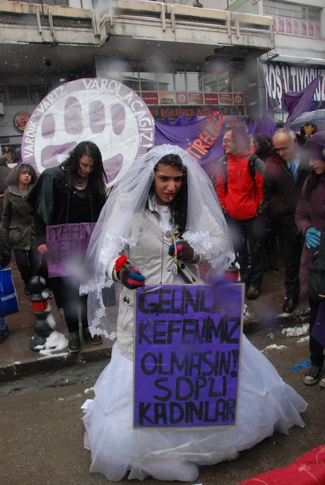 8 Mart Dünya Kadınlar Günü nedeniyle Mardin, Batman, Ankara, Mersin, İstanbul, Aydın, Ağrı, Muş, Van, Kars, Erzurum ve Hakkari'de düzenlenen miting ve etkinlere katılarak alanları gökkuşağı rengine büründüren onbinlerce kadın, Başbakan Erdoğan'ın 