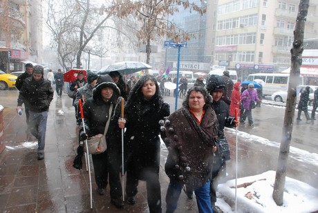 8 Mart Dünya Kadınlar Günü nedeniyle Mardin, Batman, Ankara, Mersin, İstanbul, Aydın, Ağrı, Muş, Van, Kars, Erzurum ve Hakkari'de düzenlenen miting ve etkinlere katılarak alanları gökkuşağı rengine büründüren onbinlerce kadın, Başbakan Erdoğan'ın 