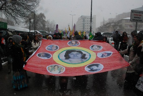 8 Mart Dünya Kadınlar Günü nedeniyle Mardin, Batman, Ankara, Mersin, İstanbul, Aydın, Ağrı, Muş, Van, Kars, Erzurum ve Hakkari'de düzenlenen miting ve etkinlere katılarak alanları gökkuşağı rengine büründüren onbinlerce kadın, Başbakan Erdoğan'ın 