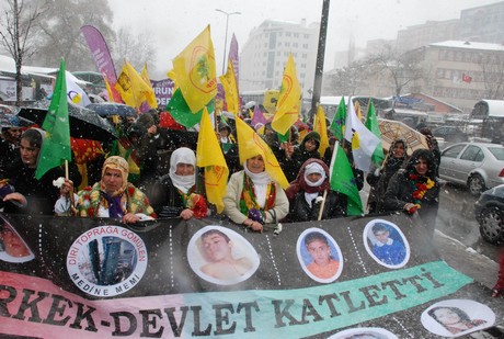 8 Mart Dünya Kadınlar Günü nedeniyle Mardin, Batman, Ankara, Mersin, İstanbul, Aydın, Ağrı, Muş, Van, Kars, Erzurum ve Hakkari'de düzenlenen miting ve etkinlere katılarak alanları gökkuşağı rengine büründüren onbinlerce kadın, Başbakan Erdoğan'ın 