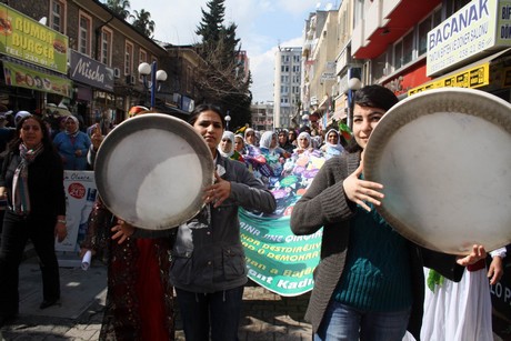 8 Mart Dünya Kadınlar Günü nedeniyle Mardin, Batman, Ankara, Mersin, İstanbul, Aydın, Ağrı, Muş, Van, Kars, Erzurum ve Hakkari'de düzenlenen miting ve etkinlere katılarak alanları gökkuşağı rengine büründüren onbinlerce kadın, Başbakan Erdoğan'ın 