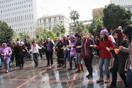 8 Mart Dünya Kadınlar Günü nedeniyle Mardin, Batman, Ankara, Mersin, İstanbul, Aydın, Ağrı, Muş, Van, Kars, Erzurum ve Hakkari'de düzenlenen miting ve etkinlere katılarak alanları gökkuşağı rengine büründüren onbinlerce kadın, Başbakan Erdoğan'ın 