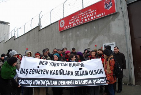 8 Mart Dünya Kadınlar Günü nedeniyle Mardin, Batman, Ankara, Mersin, İstanbul, Aydın, Ağrı, Muş, Van, Kars, Erzurum ve Hakkari'de düzenlenen miting ve etkinlere katılarak alanları gökkuşağı rengine büründüren onbinlerce kadın, Başbakan Erdoğan'ın 