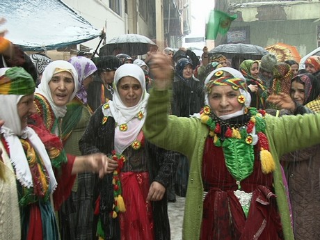 8 Mart Dünya Kadınlar Günü nedeniyle Mardin, Batman, Ankara, Mersin, İstanbul, Aydın, Ağrı, Muş, Van, Kars, Erzurum ve Hakkari'de düzenlenen miting ve etkinlere katılarak alanları gökkuşağı rengine büründüren onbinlerce kadın, Başbakan Erdoğan'ın 