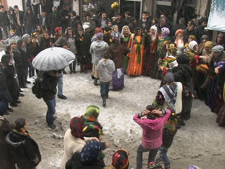 8 Mart Dünya Kadınlar Günü nedeniyle Mardin, Batman, Ankara, Mersin, İstanbul, Aydın, Ağrı, Muş, Van, Kars, Erzurum ve Hakkari'de düzenlenen miting ve etkinlere katılarak alanları gökkuşağı rengine büründüren onbinlerce kadın, Başbakan Erdoğan'ın 