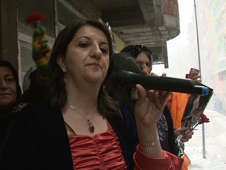 8 Mart Dünya Kadınlar Günü nedeniyle Mardin, Batman, Ankara, Mersin, İstanbul, Aydın, Ağrı, Muş, Van, Kars, Erzurum ve Hakkari'de düzenlenen miting ve etkinlere katılarak alanları gökkuşağı rengine büründüren onbinlerce kadın, Başbakan Erdoğan'ın 