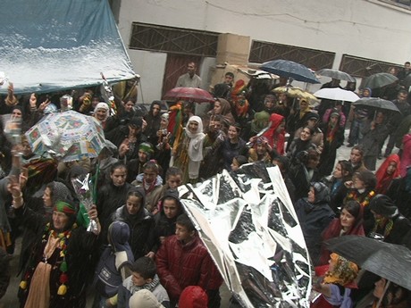 8 Mart Dünya Kadınlar Günü nedeniyle Mardin, Batman, Ankara, Mersin, İstanbul, Aydın, Ağrı, Muş, Van, Kars, Erzurum ve Hakkari'de düzenlenen miting ve etkinlere katılarak alanları gökkuşağı rengine büründüren onbinlerce kadın, Başbakan Erdoğan'ın 