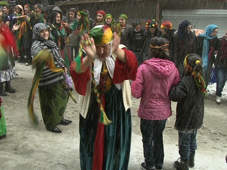 8 Mart Dünya Kadınlar Günü nedeniyle Mardin, Batman, Ankara, Mersin, İstanbul, Aydın, Ağrı, Muş, Van, Kars, Erzurum ve Hakkari'de düzenlenen miting ve etkinlere katılarak alanları gökkuşağı rengine büründüren onbinlerce kadın, Başbakan Erdoğan'ın 