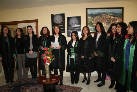 8 Mart Dünya Kadınlar Günü nedeniyle Mardin, Batman, Ankara, Mersin, İstanbul, Aydın, Ağrı, Muş, Van, Kars, Erzurum ve Hakkari'de düzenlenen miting ve etkinlere katılarak alanları gökkuşağı rengine büründüren onbinlerce kadın, Başbakan Erdoğan'ın 