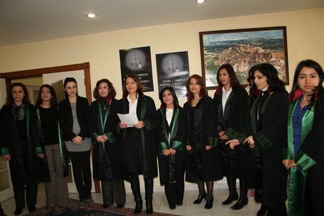 8 Mart Dünya Kadınlar Günü nedeniyle Mardin, Batman, Ankara, Mersin, İstanbul, Aydın, Ağrı, Muş, Van, Kars, Erzurum ve Hakkari'de düzenlenen miting ve etkinlere katılarak alanları gökkuşağı rengine büründüren onbinlerce kadın, Başbakan Erdoğan'ın 