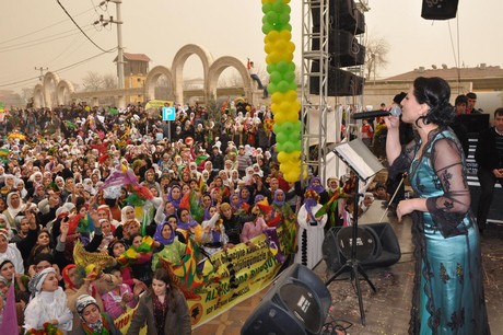 8 Mart Dünya Kadınlar Günü nedeniyle Mardin, Batman, Ankara, Mersin, İstanbul, Aydın, Ağrı, Muş, Van, Kars, Erzurum ve Hakkari'de düzenlenen miting ve etkinlere katılarak alanları gökkuşağı rengine büründüren onbinlerce kadın, Başbakan Erdoğan'ın 