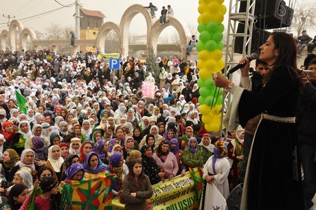 8 Mart Dünya Kadınlar Günü nedeniyle Mardin, Batman, Ankara, Mersin, İstanbul, Aydın, Ağrı, Muş, Van, Kars, Erzurum ve Hakkari'de düzenlenen miting ve etkinlere katılarak alanları gökkuşağı rengine büründüren onbinlerce kadın, Başbakan Erdoğan'ın 
