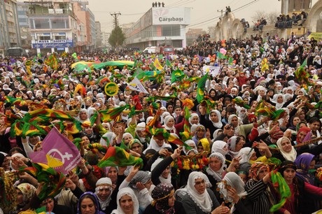 8 Mart Dünya Kadınlar Günü nedeniyle Mardin, Batman, Ankara, Mersin, İstanbul, Aydın, Ağrı, Muş, Van, Kars, Erzurum ve Hakkari'de düzenlenen miting ve etkinlere katılarak alanları gökkuşağı rengine büründüren onbinlerce kadın, Başbakan Erdoğan'ın 