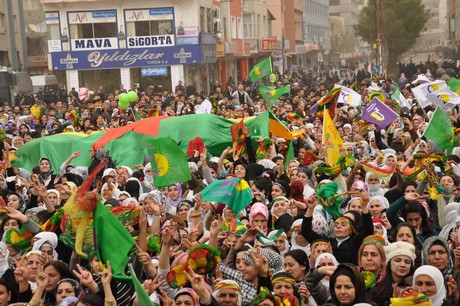 8 Mart Dünya Kadınlar Günü nedeniyle Mardin, Batman, Ankara, Mersin, İstanbul, Aydın, Ağrı, Muş, Van, Kars, Erzurum ve Hakkari'de düzenlenen miting ve etkinlere katılarak alanları gökkuşağı rengine büründüren onbinlerce kadın, Başbakan Erdoğan'ın 
