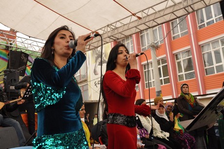 8 Mart Dünya Kadınlar Günü nedeniyle Mardin, Batman, Ankara, Mersin, İstanbul, Aydın, Ağrı, Muş, Van, Kars, Erzurum ve Hakkari'de düzenlenen miting ve etkinlere katılarak alanları gökkuşağı rengine büründüren onbinlerce kadın, Başbakan Erdoğan'ın 