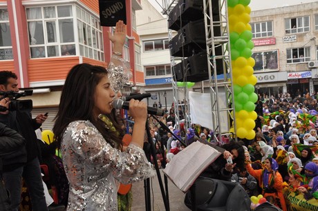 8 Mart Dünya Kadınlar Günü nedeniyle Mardin, Batman, Ankara, Mersin, İstanbul, Aydın, Ağrı, Muş, Van, Kars, Erzurum ve Hakkari'de düzenlenen miting ve etkinlere katılarak alanları gökkuşağı rengine büründüren onbinlerce kadın, Başbakan Erdoğan'ın 