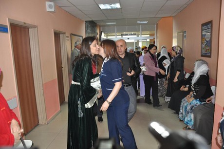 8 Mart Dünya Kadınlar Günü nedeniyle Mardin, Batman, Ankara, Mersin, İstanbul, Aydın, Ağrı, Muş, Van, Kars, Erzurum ve Hakkari'de düzenlenen miting ve etkinlere katılarak alanları gökkuşağı rengine büründüren onbinlerce kadın, Başbakan Erdoğan'ın 