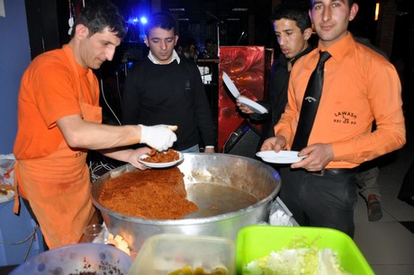 Özel Kampüs Dershanesi öğrenci ve öğretmenleri yoğun geçen YGS hazırlığı stresini atmak için düzenlenen moral gecesinde buluştular.