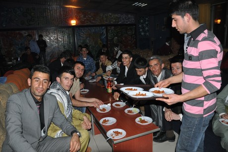 Özel Kampüs Dershanesi öğrenci ve öğretmenleri yoğun geçen YGS hazırlığı stresini atmak için düzenlenen moral gecesinde buluştular.