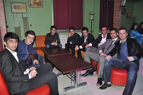 YGS sınavından önce Yüksekova Deneyim Dersanesi Öğrencileri Bir araya gelerek moral depoladılar