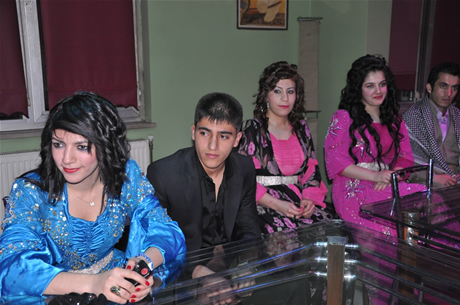 YGS sınavından önce Yüksekova Deneyim Dersanesi Öğrencileri Bir araya gelerek moral depoladılar