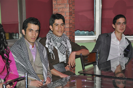 YGS sınavından önce Yüksekova Deneyim Dersanesi Öğrencileri Bir araya gelerek moral depoladılar