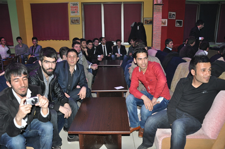 YGS sınavından önce Yüksekova Deneyim Dersanesi Öğrencileri Bir araya gelerek moral depoladılar