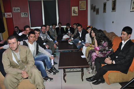 YGS sınavından önce Yüksekova Deneyim Dersanesi Öğrencileri Bir araya gelerek moral depoladılar