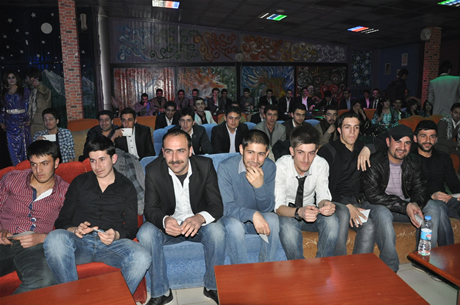 YGS sınavından önce Yüksekova Deneyim Dersanesi Öğrencileri Bir araya gelerek moral depoladılar