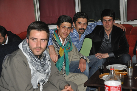 YGS sınavından önce Yüksekova Deneyim Dersanesi Öğrencileri Bir araya gelerek moral depoladılar