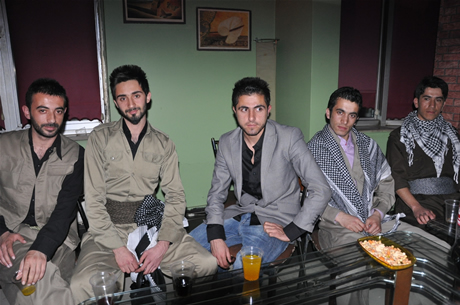 YGS sınavından önce Yüksekova Deneyim Dersanesi Öğrencileri Bir araya gelerek moral depoladılar