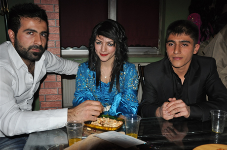 YGS sınavından önce Yüksekova Deneyim Dersanesi Öğrencileri Bir araya gelerek moral depoladılar