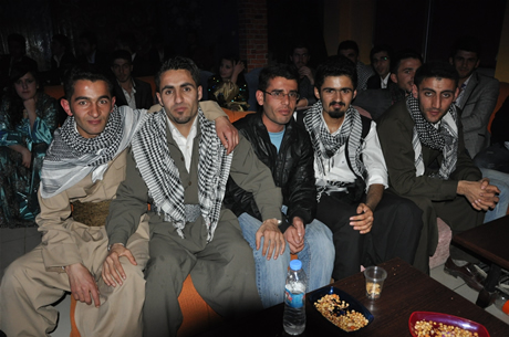 YGS sınavından önce Yüksekova Deneyim Dersanesi Öğrencileri Bir araya gelerek moral depoladılar