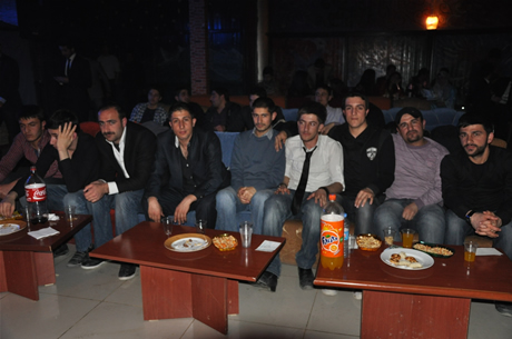 YGS sınavından önce Yüksekova Deneyim Dersanesi Öğrencileri Bir araya gelerek moral depoladılar