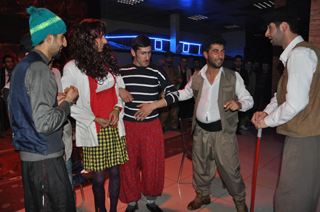 YGS sınavından önce Yüksekova Deneyim Dersanesi Öğrencileri Bir araya gelerek moral depoladılar