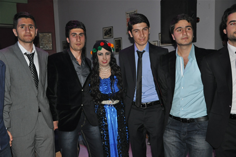 YGS sınavından önce Yüksekova Deneyim Dersanesi Öğrencileri Bir araya gelerek moral depoladılar